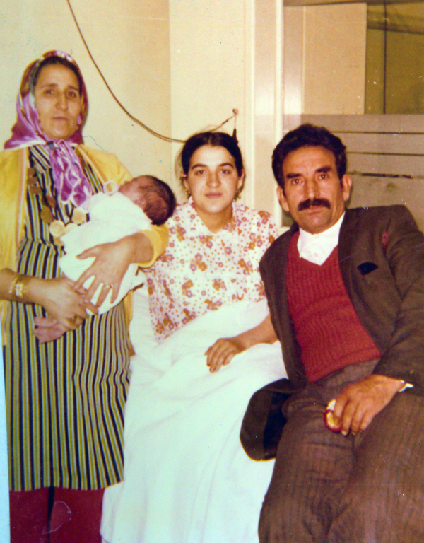 De familie Karakaya op kraamvisite, jaren 1970 – collectie Cennet Temel
