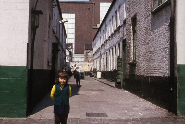 Een kind in het beluik aan de Regattenlaan, jaren 1970 – collectie Marcus Haenebalcke Een kind in het beluik aan de Regattenlaan, jaren 1970 – collectie Marcus Haenebalcke