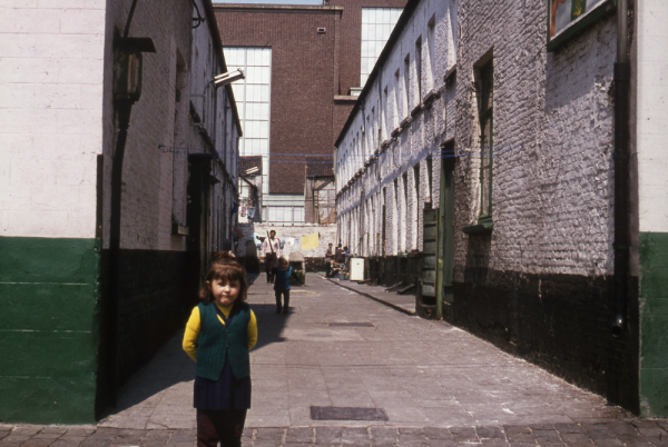 Een kind in het beluik aan de Regattenlaan, jaren 1970 – collectie Marcus Haenebalcke