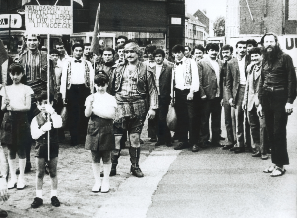Walter De Buck en een stoet van Turkse Gentenaars tijdens de ‘Dag van de Gastarbeiders’, 1971 – collectie Stadsarchief-De Zwarte Doos Walter De Buck en een stoet van Turkse Gentenaars tijdens de ‘Dag van de Gastarbeiders’, 1971 – collectie Stadsarchief-De Zwarte Doos