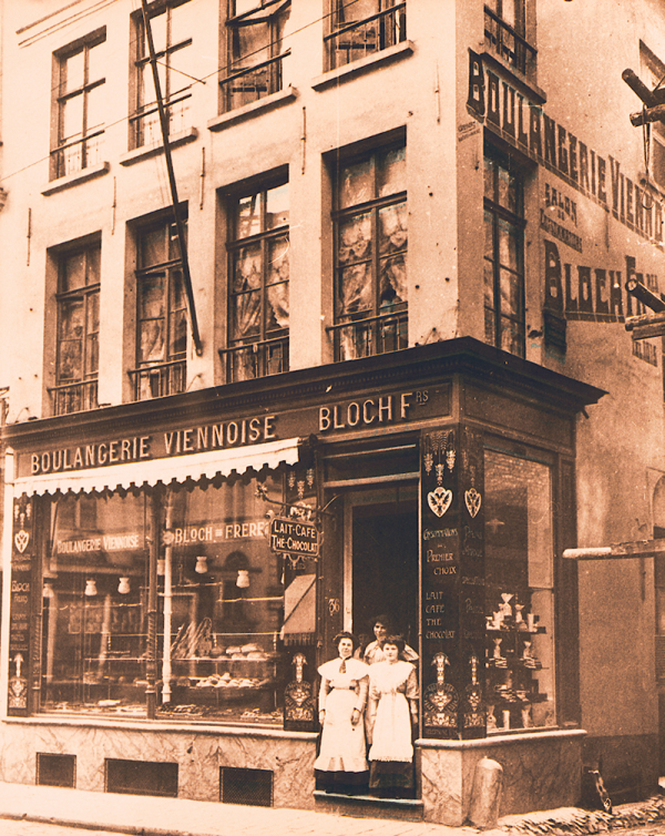 Mevrouw Sophie Bloch-Loeb met twee verkoopsters, jaren 1900 – collectie Jacques Bloch Mevrouw Sophie Bloch-Loeb met twee verkoopsters, jaren 1900 – collectie Jacques Bloch