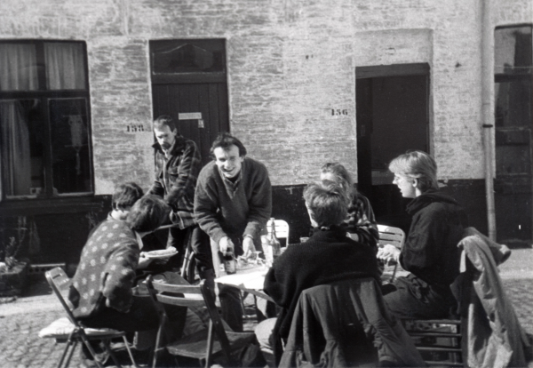Student Philippe De Vestele (centraal) in een cité aan de Bijlokevest, jaren 1980 – collectie Stef Bossuyt Student Philippe De Vestele (centraal) in een cité aan de Bijlokevest, jaren 1980 – collectie Stef Bossuyt