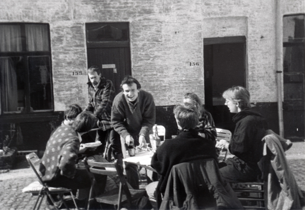 Student Philippe De Vestele (centraal) in een cité aan de Bijlokevest, jaren 1980 – collectie Stef Bossuyt