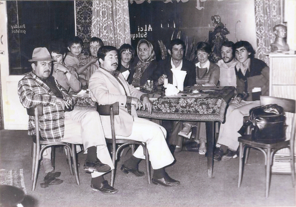 De broers Alci met hun Belgische en Turkse vrienden in restaurant Boğaziçi, 1974 – collectie Ridvan Alci De broers Alci met hun Belgische en Turkse vrienden in restaurant Boğaziçi, 1974 – collectie Ridvan Alci