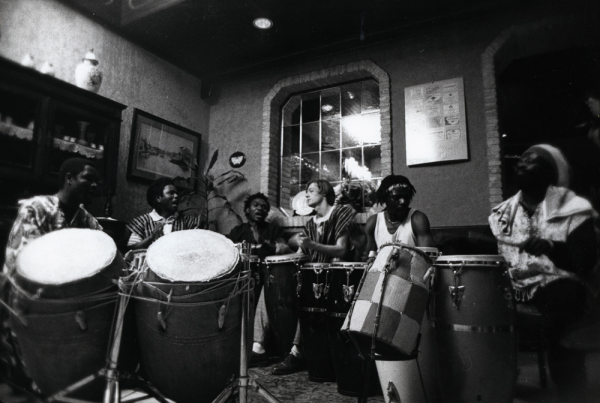 Edward Buadee met een groep Ghanese muzikanten, jaren 1980 – collectie Paul Feyaerts Edward Buadee met een groep Ghanese muzikanten, jaren 1980 – collectie Paul Feyaerts