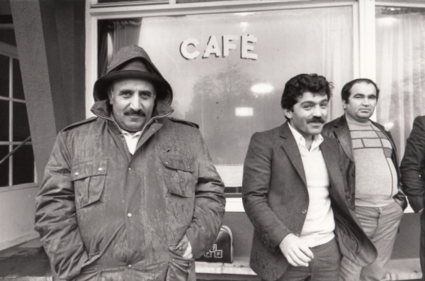 Turks café aan de Tolhuislaan, jaren 1980 – © Lieve Colruyt Turks café aan de Tolhuislaan, jaren 1980 – © Lieve Colruyt