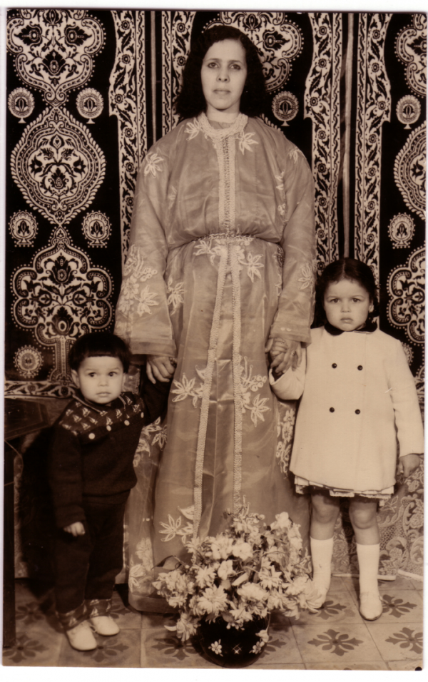Zohra Boucharafat met haar moeder en broertje, jaren 1970 Zohra Boucharafat met haar moeder en broertje, jaren 1970