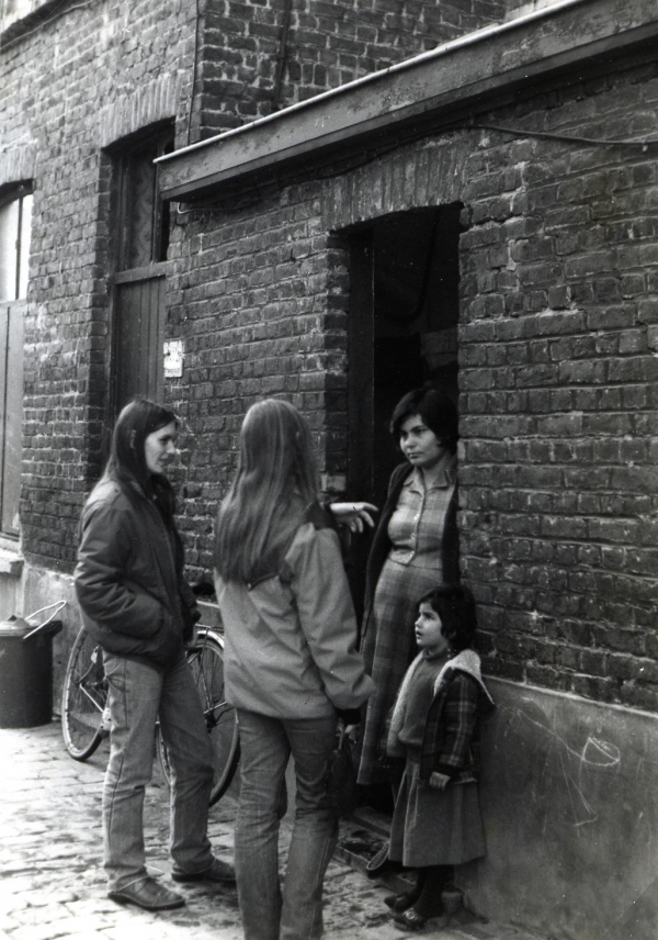 Katrien en Agnes van El Ele op huisbezoek, jaren 1980 – collectie Katrien De Smet Katrien en Agnes van El Ele op huisbezoek, jaren 1980 – collectie Katrien De Smet