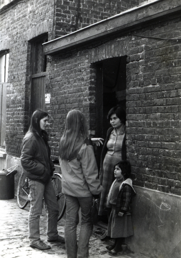 Katrien en Agnes van El Ele op huisbezoek, jaren 1980 – collectie Katrien De Smet