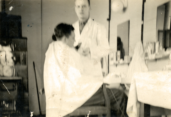 Kapper Gilbert Lamont in zijn kapsalon, jaren 1960 – collectie Martha Lamont Kapper Gilbert Lamont in zijn kapsalon, jaren 1960 – collectie Martha Lamont