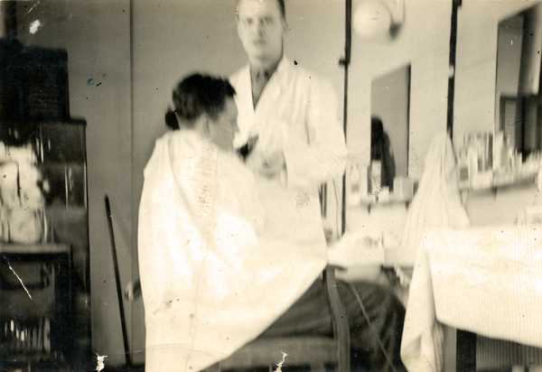 Kapper Gilbert Lamont in zijn kapsalon, jaren 1960 – collectie Martha Lamont