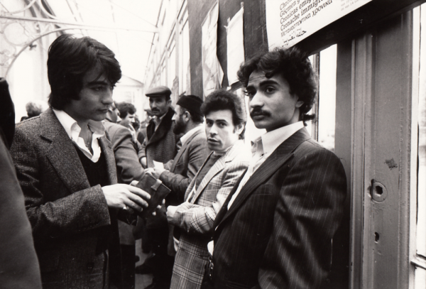 Rijen wachtenden aan het stempellokaal, jaren 1980 – © Lieve Colruyt Rijen wachtenden aan het stempellokaal, jaren 1980 – © Lieve Colruyt