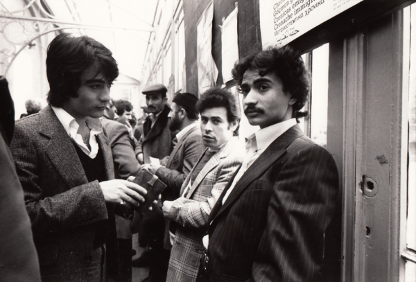 Rijen wachtenden aan het stempellokaal, jaren 1980 – © Lieve Colruyt