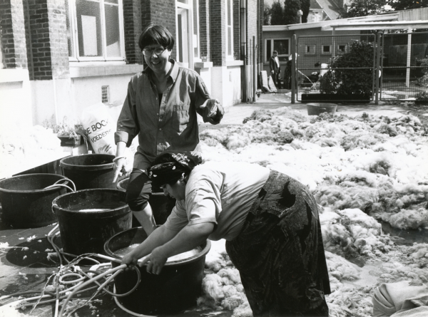 Wol wassen op de ‘speelplaats’ van de Integratiedienst, jaren 1990 – collectie Stadsarchief - De Zwarte Doos Wol wassen op de ‘speelplaats’ van de Integratiedienst, jaren 1990 – collectie Stadsarchief - De Zwarte Doos