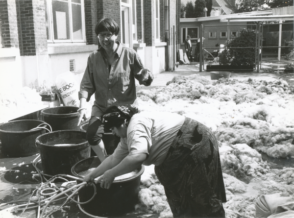 Wol wassen in de integratiedienst, jaren '90 Wol wassen in de integratiedienst, jaren '90