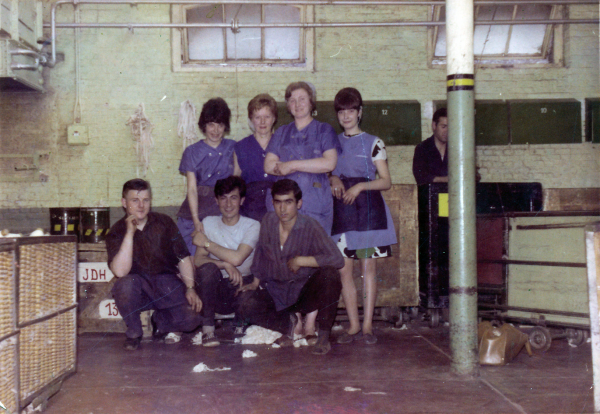 Faruk en Mehmet met hun collega’s in UCO de Hemptinne, 1966 – collectie Faruk Köse Faruk en Mehmet met hun collega’s in UCO de Hemptinne, 1966 – collectie Faruk Köse