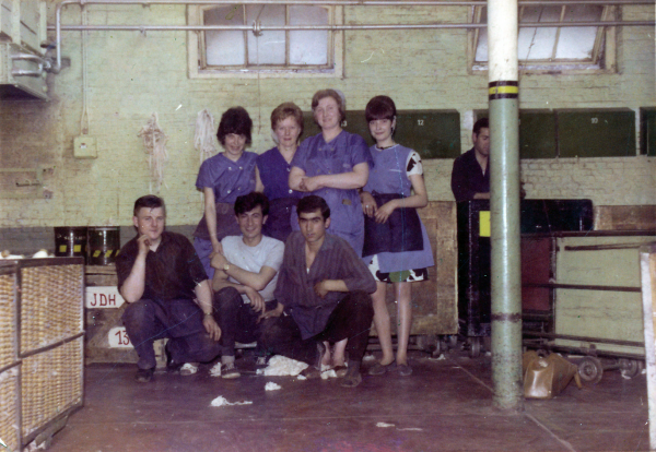 Faruk en Mehmet met hun collega’s in UCO de Hemptinne, 1966 – collectie Faruk Köse