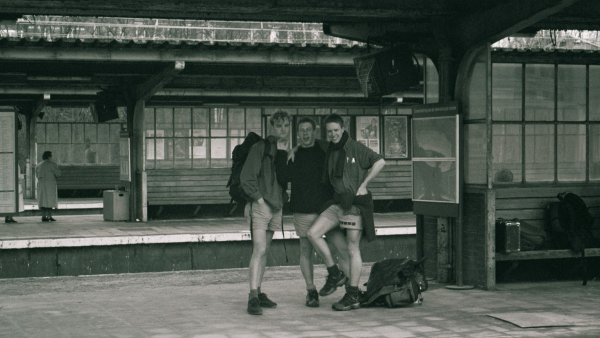 Drie Dadizelenaars op weg van de Chiro naar hun kot in Gent, 2001 – collectie Steven Vercruysse Drie Dadizelenaars op weg van de Chiro naar hun kot in Gent, 2001 – collectie Steven Vercruysse