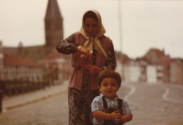 Cennet Karakaya op de Sint-Jorisbrug, jaren 1980 Cennet Karakaya op de Sint-Jorisbrug, jaren 1980