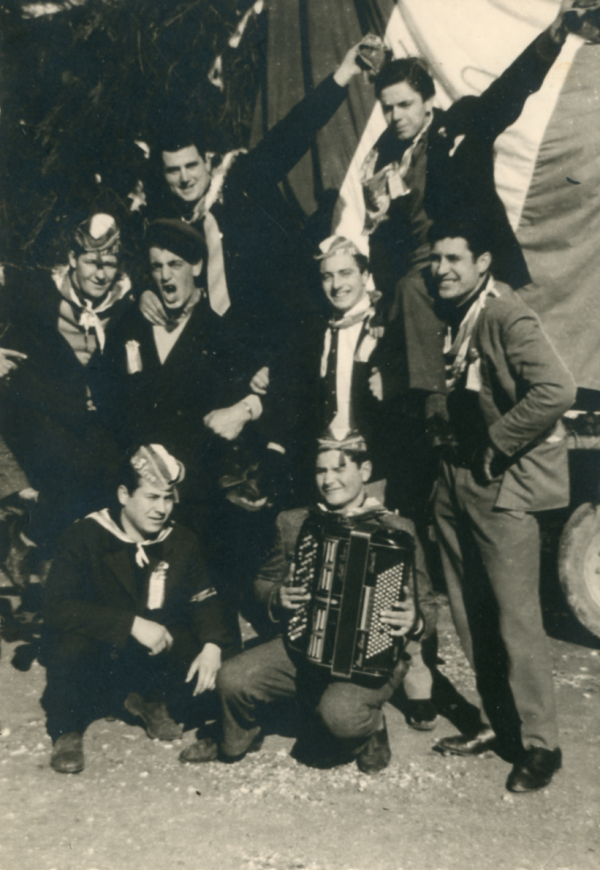 Enzo Leon en zijn kameraden kort voor zijn vertrek naar België, jaren 1960 Enzo Leon en zijn kameraden kort voor zijn vertrek naar België, jaren 1960