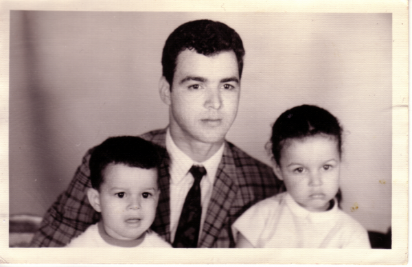 Zohra Boucharafat met haar vader en broertje, jaren 1970 Zohra Boucharafat met haar vader en broertje, jaren 1970