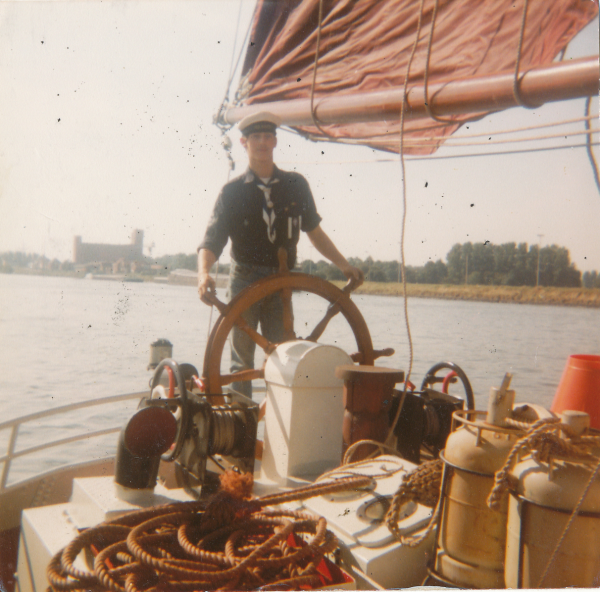 matroos aan het roer van zijn schip, collectie Lisbeth Waldack matroos aan het roer van zijn schip, collectie Lisbeth Waldack