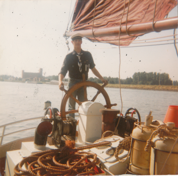 matroos aan het roer van zijn schip, collectie Lisbeth Waldack