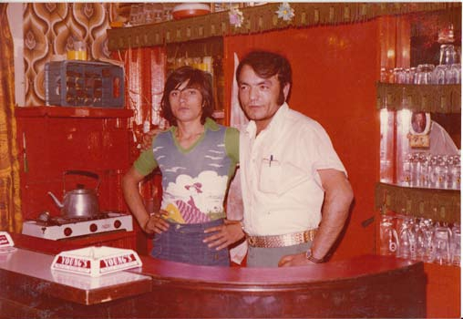 Abdilkadir Tapmaz in zijn café aan de Tolhuislaan (jaren 1970) Abdilkadir Tapmaz in zijn café aan de Tolhuislaan (jaren 1970)