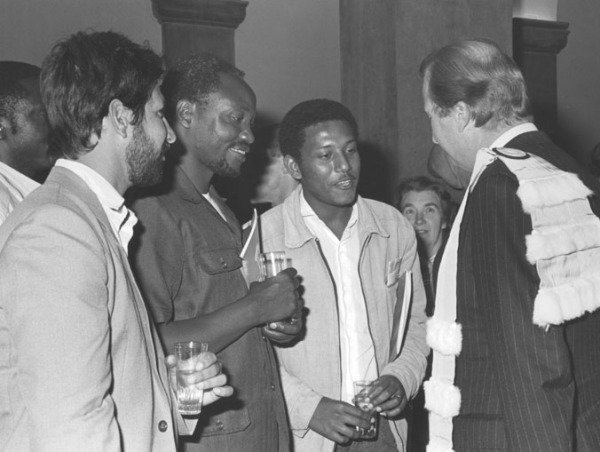 Prins Albert ontmoet enkele buitenlandse studenten aan de UGent, collectie UGent Memorie Prins Albert ontmoet enkele buitenlandse studenten - collectie Universiteitsarchief UGent