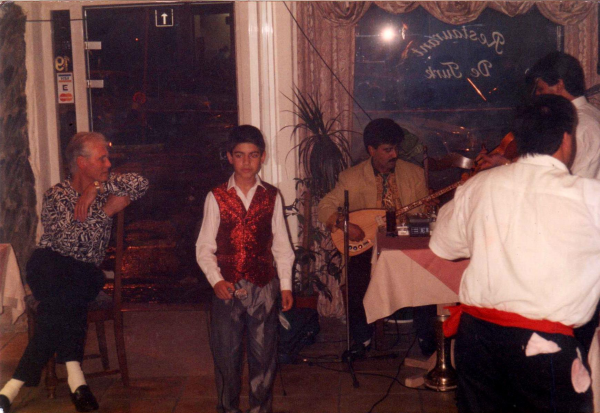 Optreden van de Ibıdıks in restaurant De Turk, jaren 1990 Optreden van de Ibıdıks in restaurant De Turk, jaren 1990