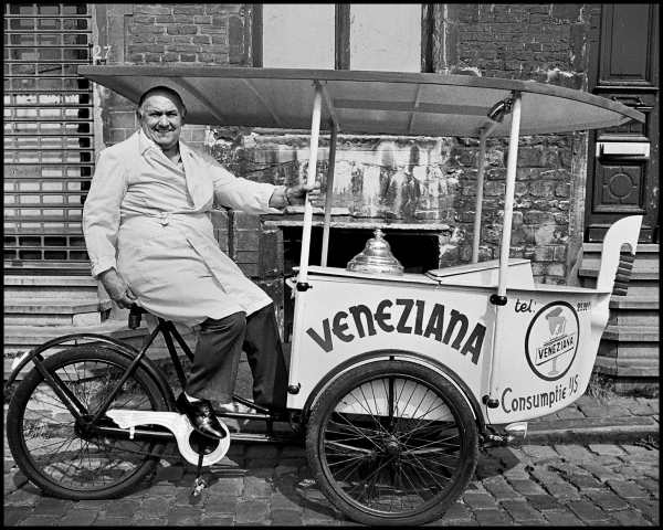 Antonio Zangrando op een triporteur van de Veneziana, jaren 1980 – © Willy Dee Antonio Zangrando op een triporteur van de Veneziana, jaren 1980 – © Willy Dee