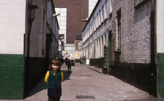 Een kind in het beluik aan de Regattenlaan, jaren 1970 – collectie Marcus Haenebalcke