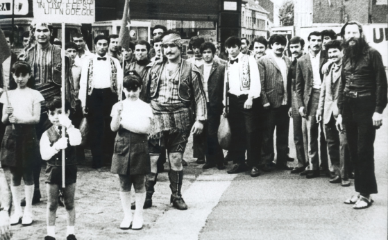 Walter De Buck en een stoet van Turkse Gentenaars tijdens de ‘Dag van de Gastarbeiders’, 1971 – collectie Stadsarchief-De Zwarte Doos