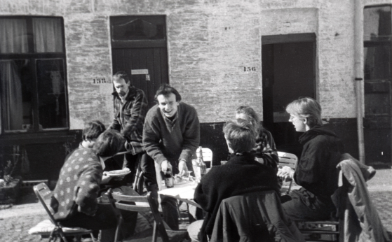 Student Philippe De Vestele (centraal) in een cité aan de Bijlokevest, jaren 1980 – collectie Stef Bossuyt