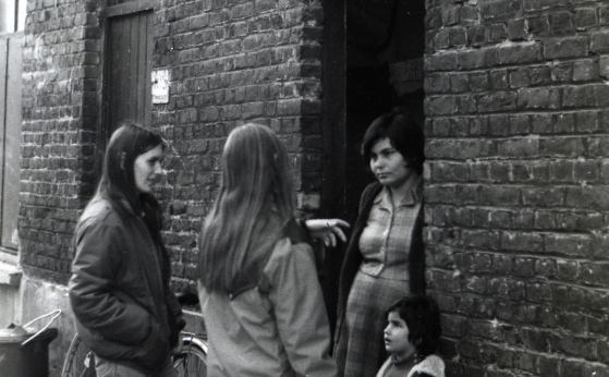 Katrien en Agnes van El Ele op huisbezoek, jaren 1980 – collectie Katrien De Smet