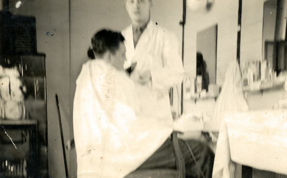 Kapper Gilbert Lamont in zijn kapsalon, jaren 1960 – collectie Martha Lamont