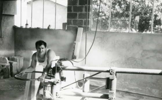 Romano Leon aan het werk aan een granitovloer, jaren 1960