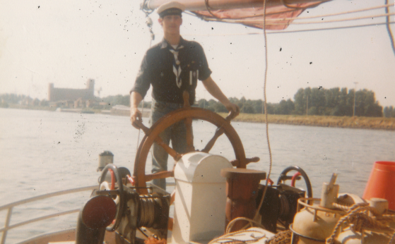 matroos aan het roer van zijn schip, collectie Lisbeth Waldack