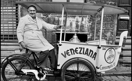 Antonio Zangrando op een triporteur van de Veneziana, jaren 1980 – © Willy Dee